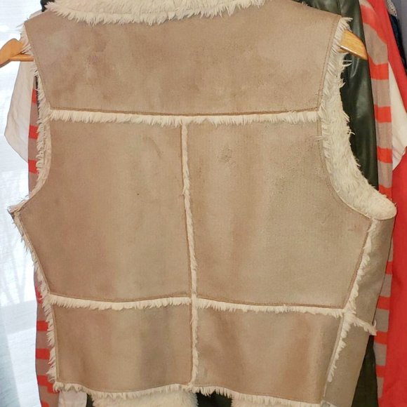 Olive & Oak luxury faux sherpa shearling sleeveless vest in beige and cream M - Picture 3 of 8